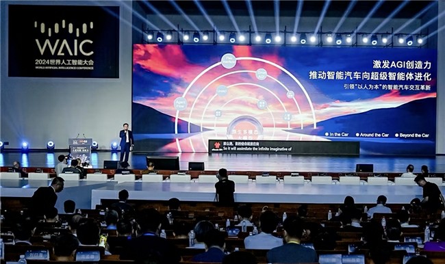 多模態(tài)大模型引領(lǐng)「以人為本」的智能汽車(chē)交互革新，商湯絕影亮相WAIC 2024